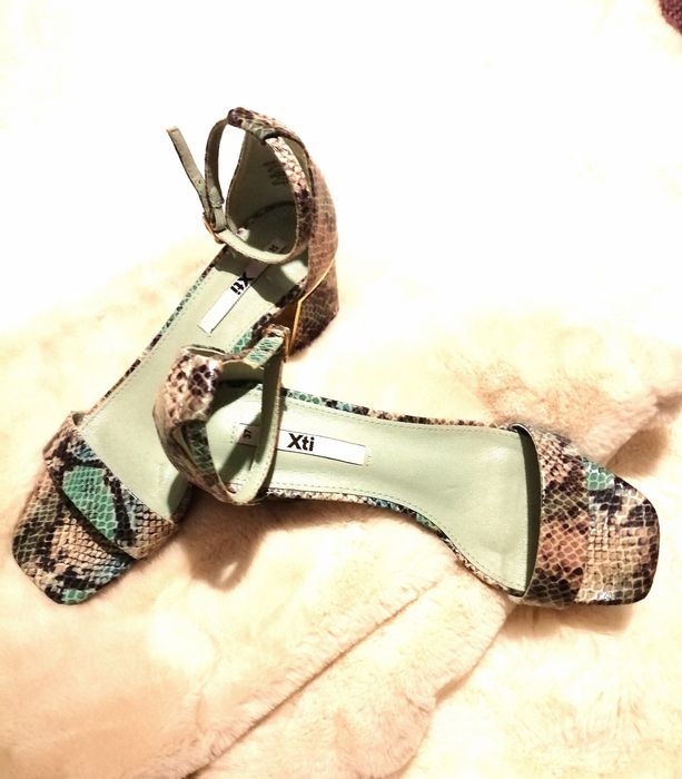 Sandália verde em pele