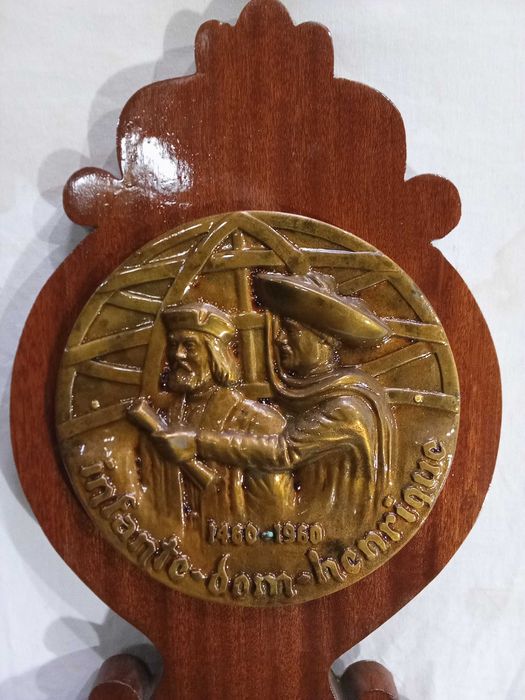 Sobre placa de madeira de mogno artisticamente trabalhada