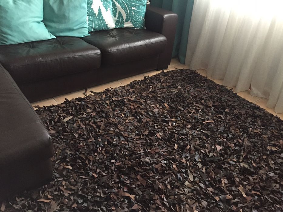 Carpete sala em couro cor chocolate.