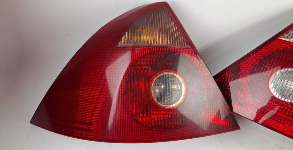 Ford Mondeo MK3 5D Lampa Prawa/lewa  tył komplet