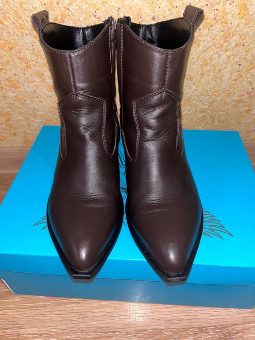 Стильні жіночі черевики-казаки (козаки, козачки)