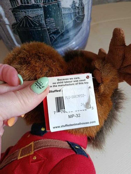 Іграшка лося, одягнена у форму королівської канадської кінної поліції