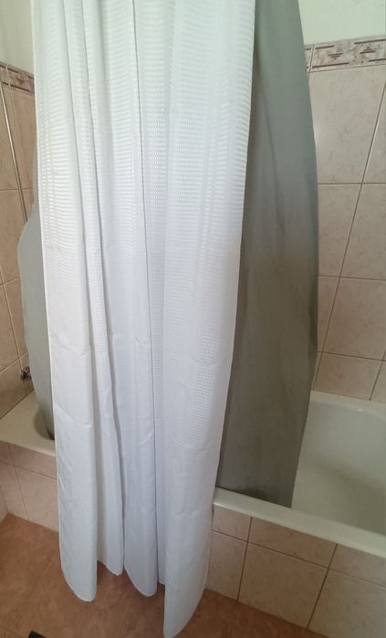 Duas cortinas de banheira