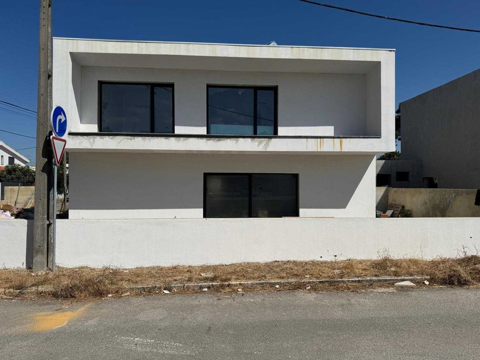 Serviços de Pedreiro, Canalização e Pinturas em geral,