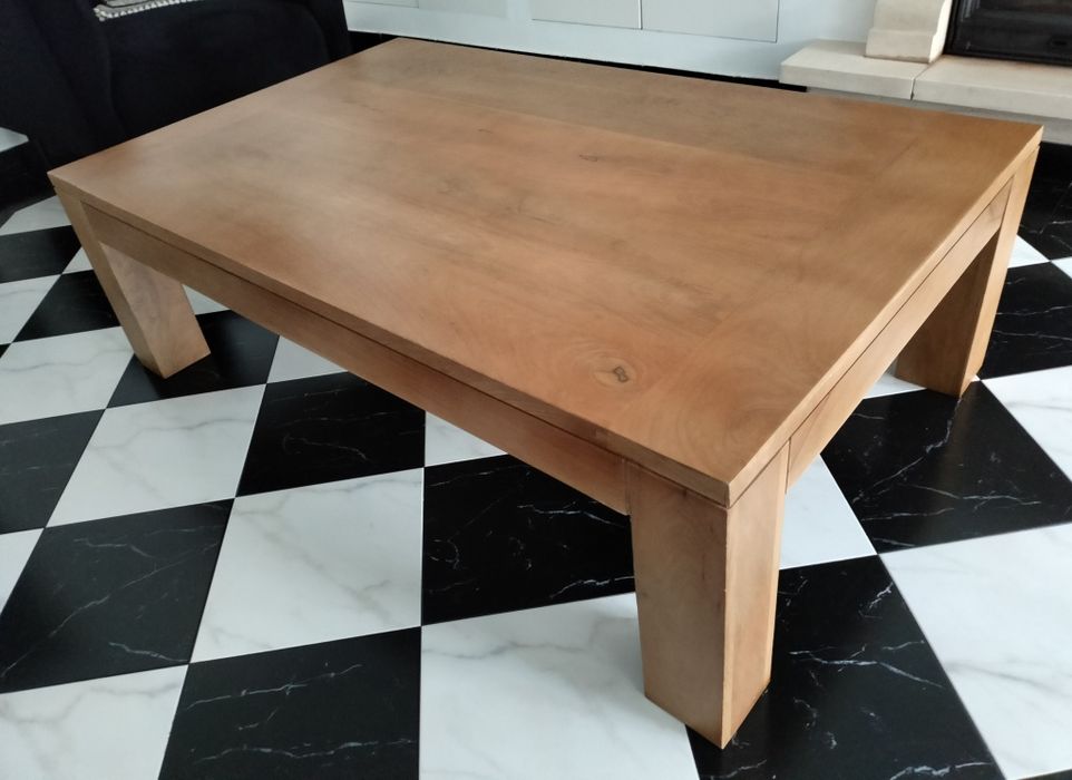 Mesa de sala em madeira