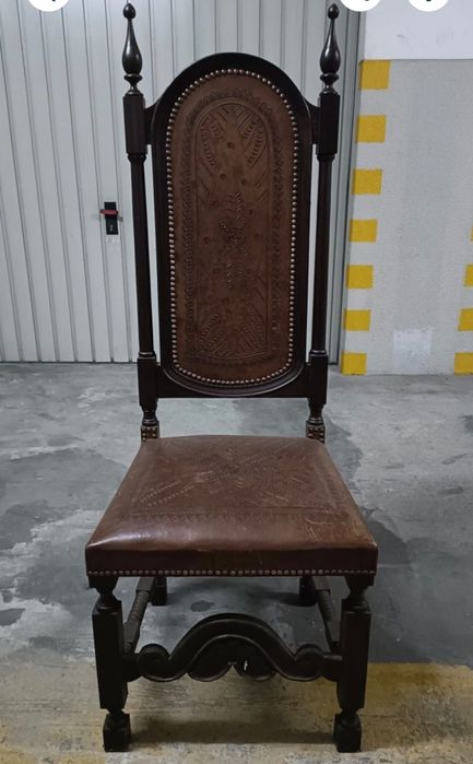 Cadeiras em madeira e pele