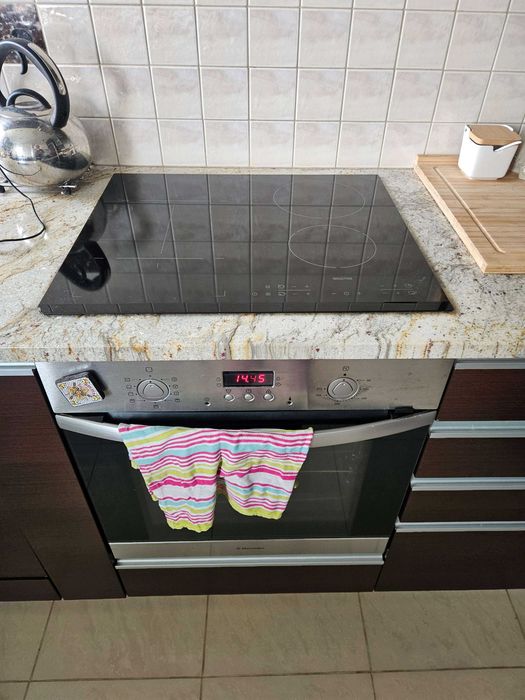 Zabudowa kuchenna ze sprzętem (sprawny) i kamiennym blatem + parapet