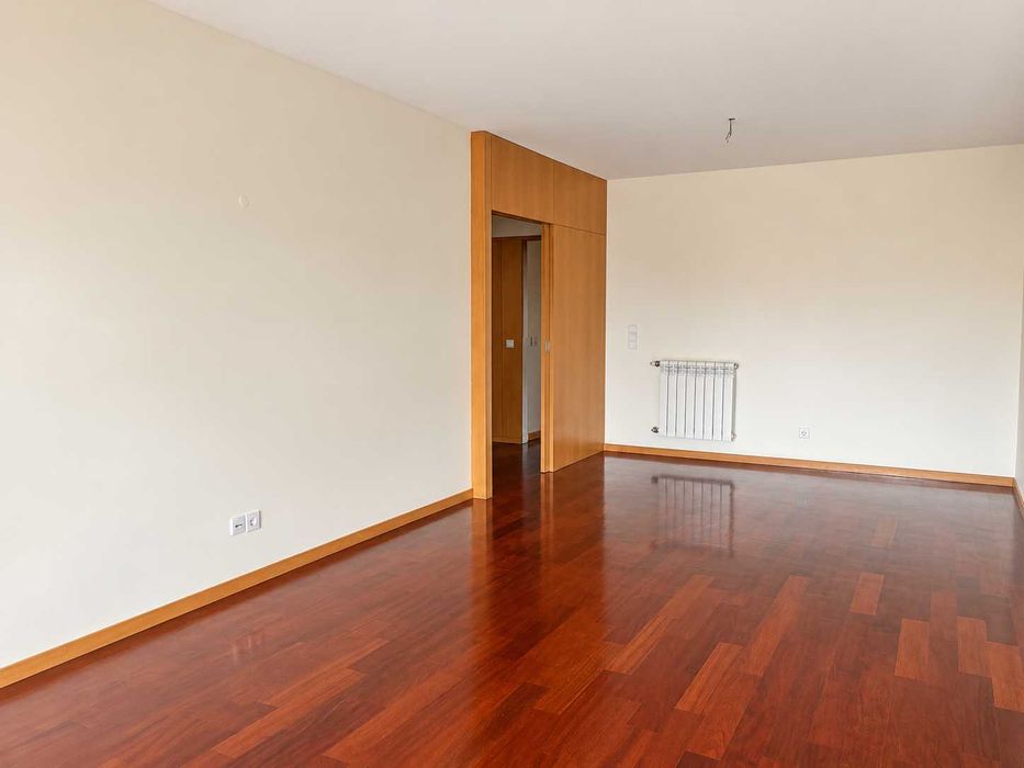 T2 com Suite, Varanda e Garagem | 109 m² | Metro a 350 m
