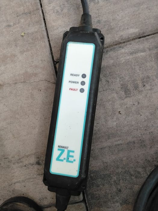 Sprzedam ładowarke plus kable
