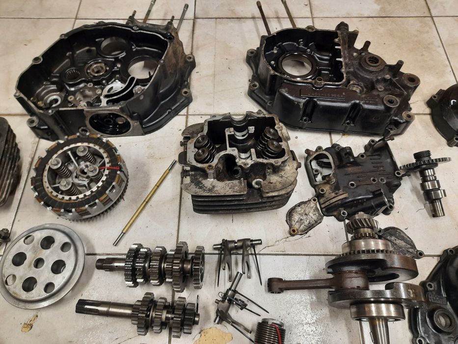 Suzuki DR 250 silnik części cylinder głowica skrzynia kopka kapa pompa