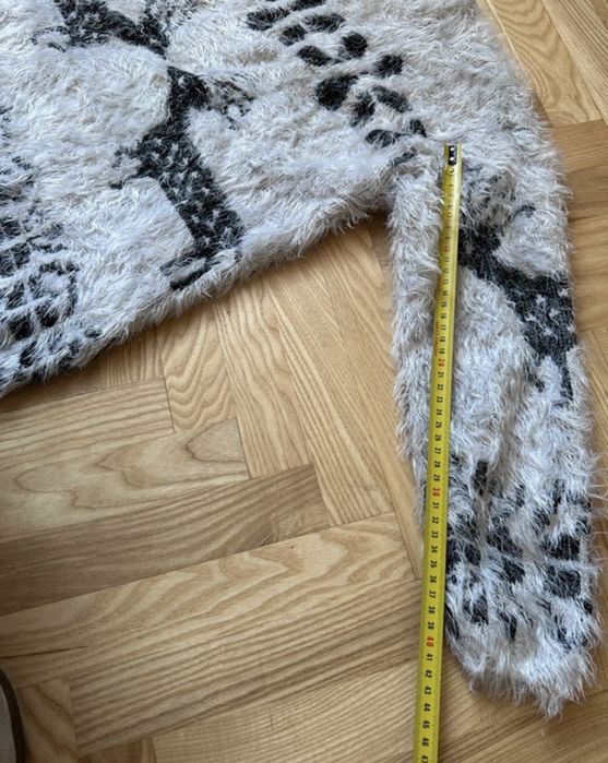 Miękki świąteczny sweter z reniferami – fluffy, jasnoszary