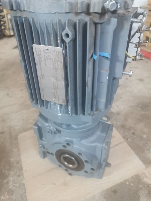 Silnik 1.1kw z przekładnią 1400/120 wałek 30mm