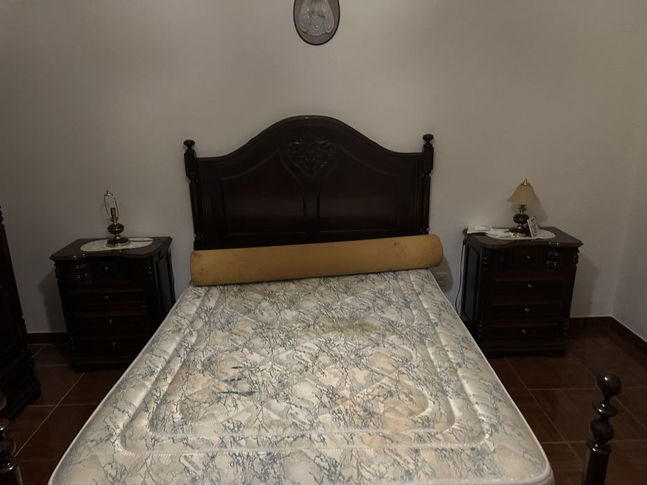 Cama e mesas de cabeceira