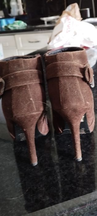 Botins tacão alto em camurça pouco usados