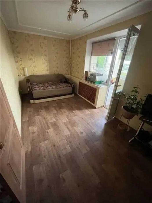 Трикімнатна квартира в гуртожитку з власним санвузлом