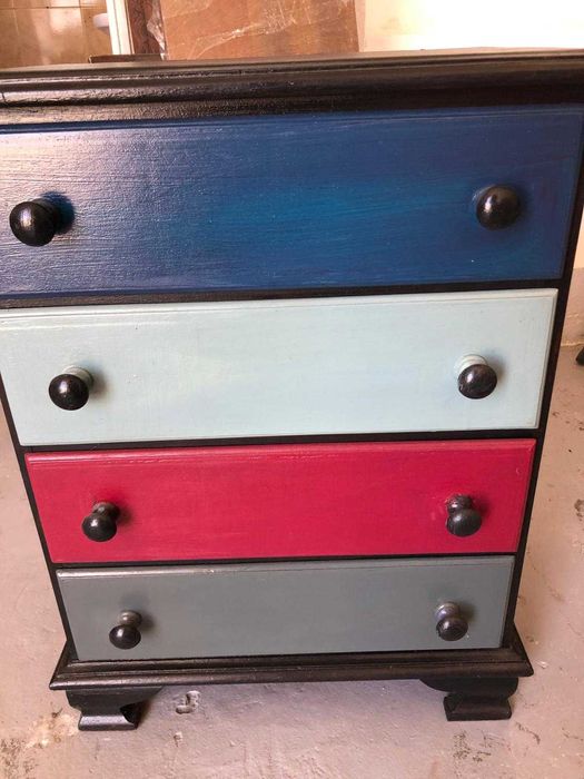 Aparador em madeira massissa em muito bom estado