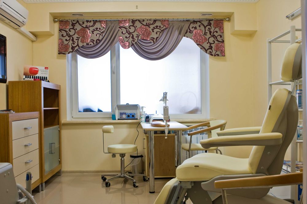 Продаж комерційного приміщення (діючий бізнес) біля Гостинця 447 м.кв.