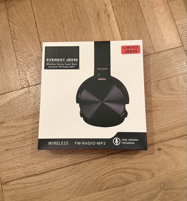 Białe słuchawki bezprzewodowe z kablem