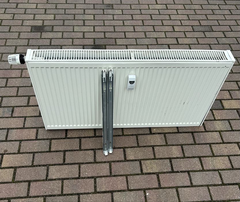 Grzejnik C22 110x60 z termostatem i wieszakami