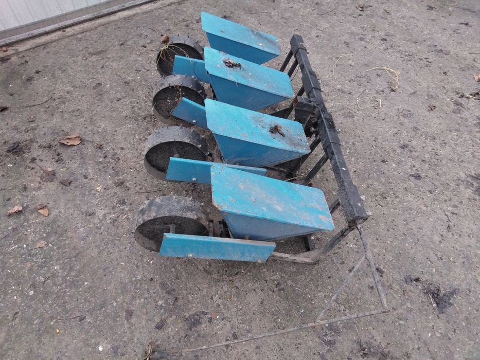 Продам підгортачі картоплі, сівалку,до мотоблока
