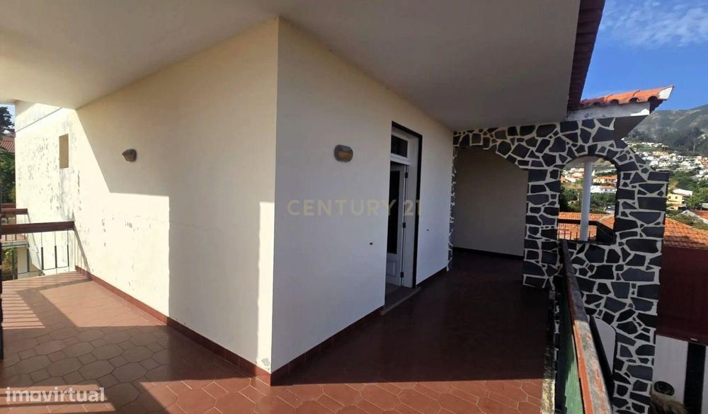 Moradia T4 com Terreno e Amplos Espaços - Santo António, Funchal