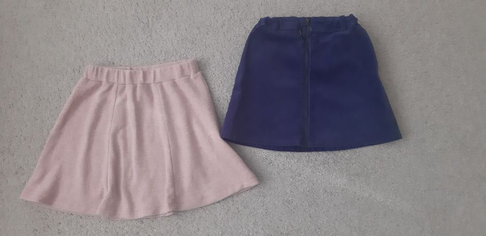 Sprzedam dwie spódniczki rozm.122 cena za całość