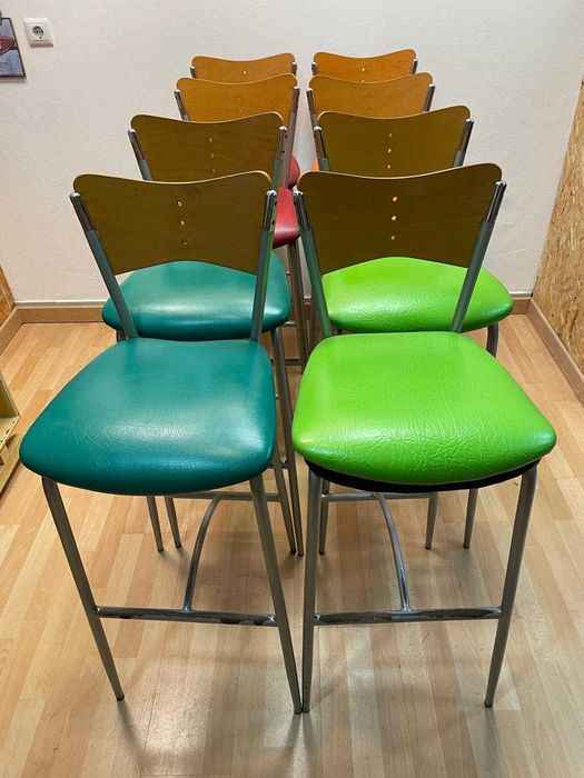 Oito cadeiras de bar altas com assento almofadado