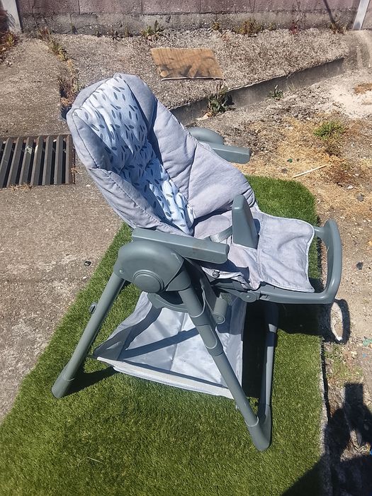 Cadeira de bebe para comer a mesa não tem o tabuleiro