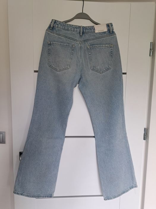 Jasno niebieskie jeansy flare z wysokim stanem