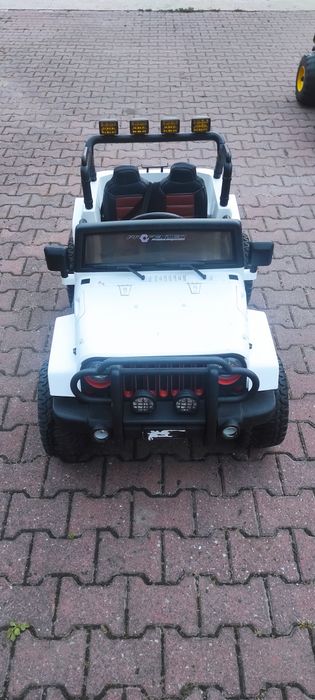 Samochodzik na akumulator 4x4 Jeep dla dziecka