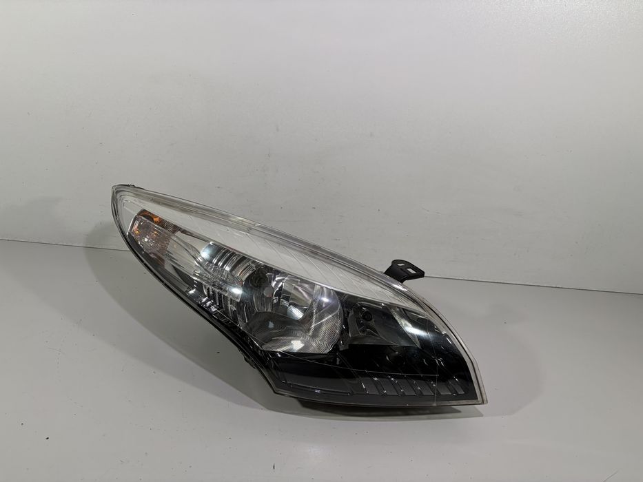 Renault megane iii 3 lampa przód przednia prawa eu