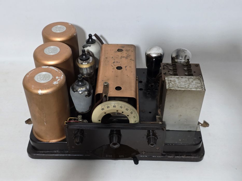 Rádio antigo reparado SABA