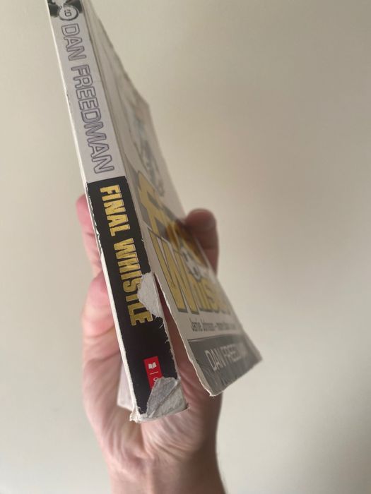 Книга на англійській про футбол Dan Freedman Final Whistle