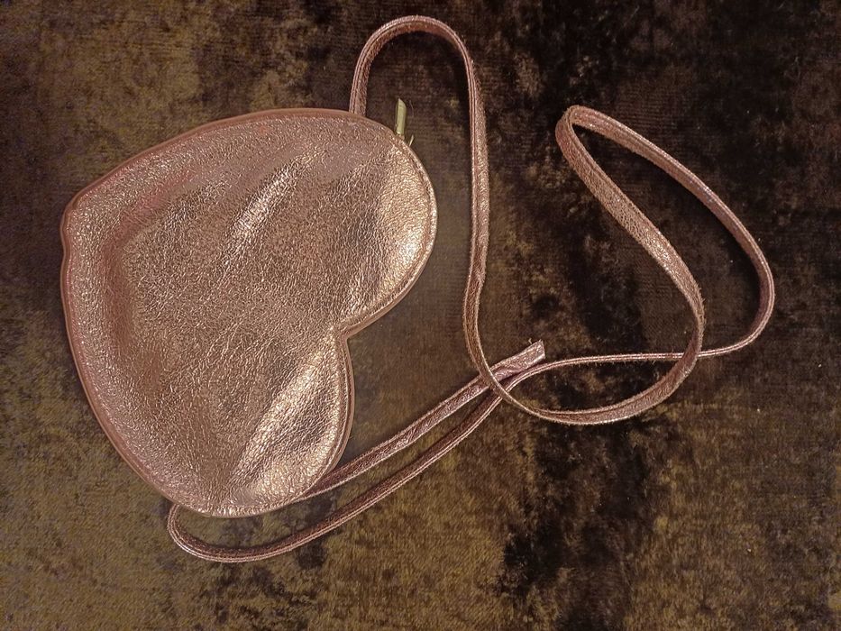 Błyszcząca, różowa torebka serce