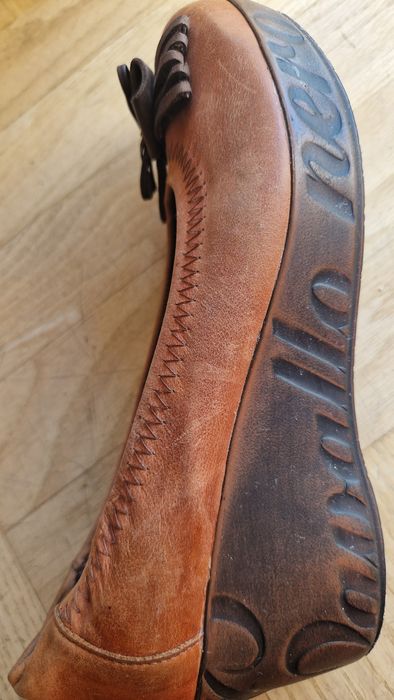 Karino buty czółenka na koturnie skóra naturalna