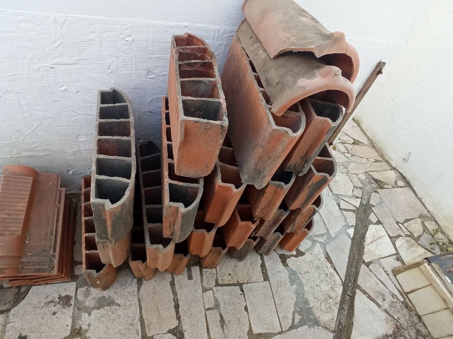 Várias telhas antigas