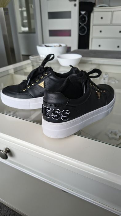 Sneakersy damskie czarne Guess 36