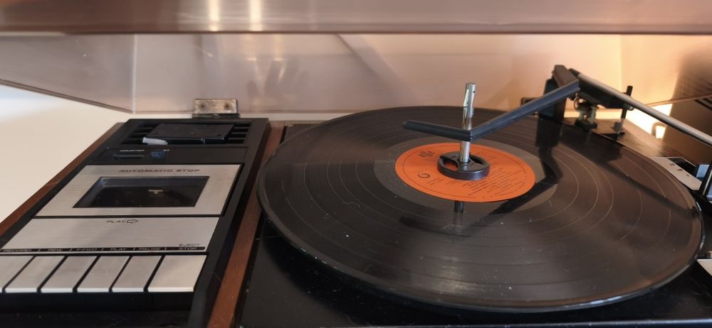 Leitor de discos vinil ( Gira Discos )