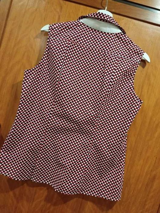 Blusa sem manga com fecho lateral