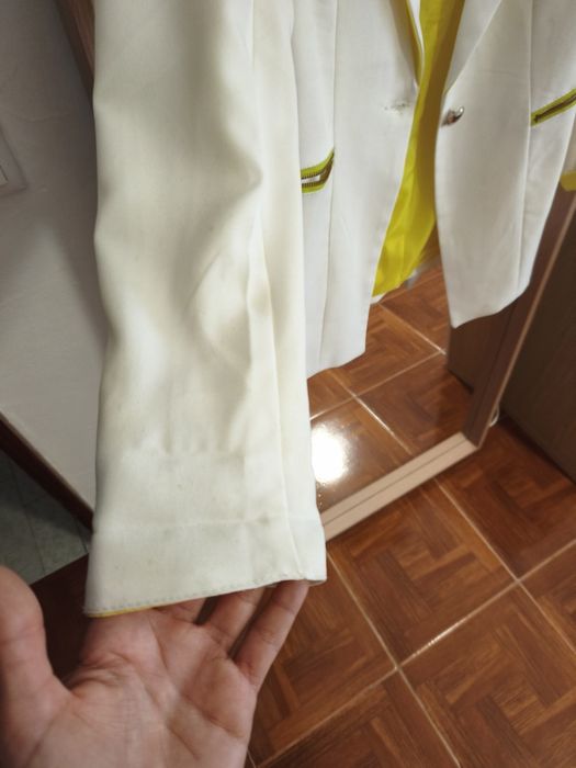 Blazer branco e amarelo