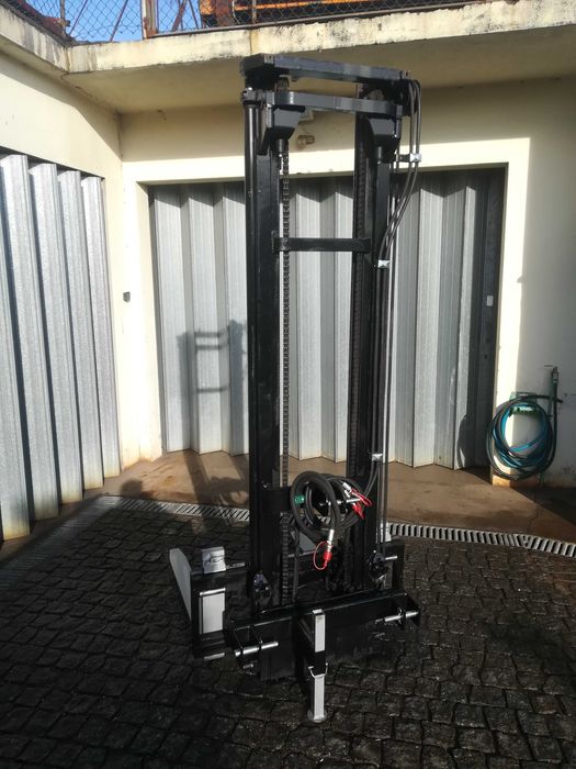 Torre empilhador para trator com deslocamento