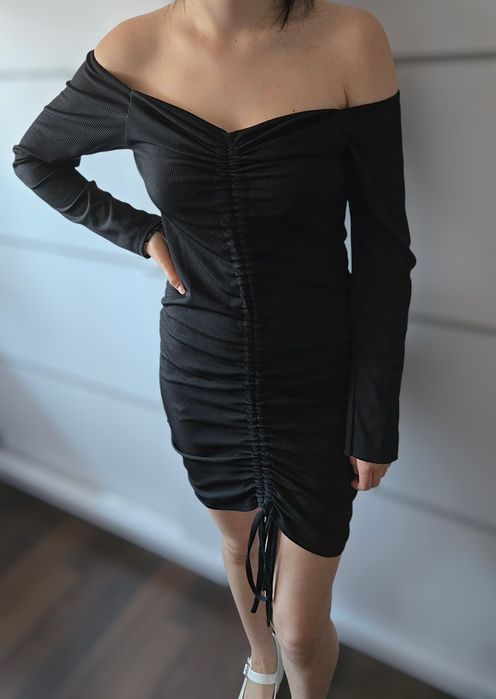 Czarna sukienka prążkowana PrettyLittleThing,hiszpanka / dekolt carmen