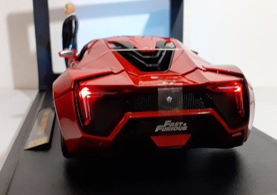 1/18 lykan Hipersport Coupe + Figura DOOM - Jada