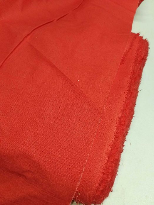 Рулон красной ткани