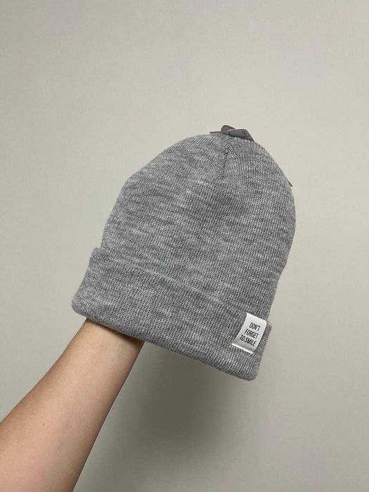Серая шапка бини