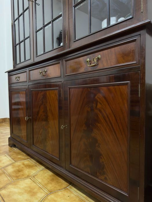 Móvel de sala com vitrine em madeira maciça – excelente estado