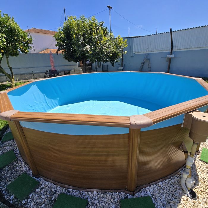 Piscina Gré com lona como nova