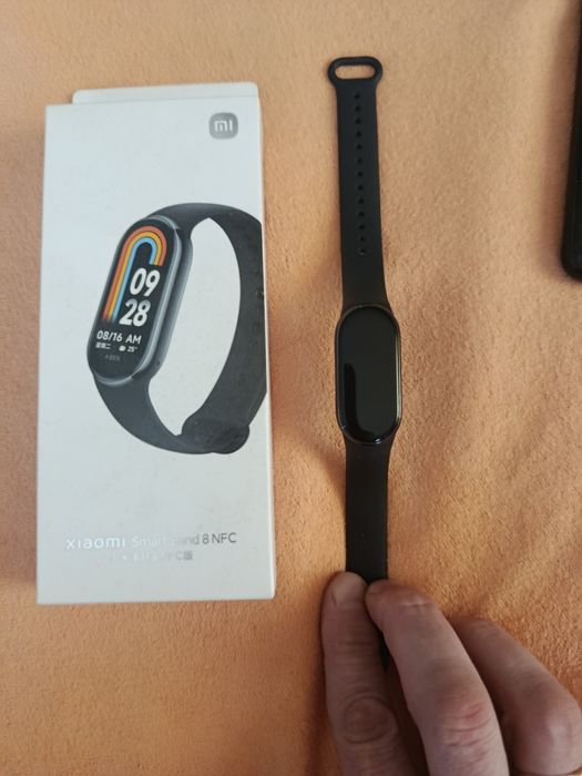 Два фітнес-браслети Xiaomi Smart Band 8 та китайський. 


Це фітнес-бр