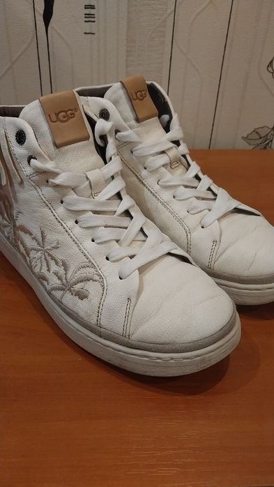 Продам мужские кожаные демисезонные кроссовки Сникерсы  угги  UGG .