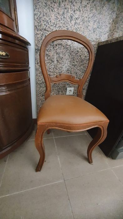 Mesa Oval em Madeira Maciça + 6 Cadeiras